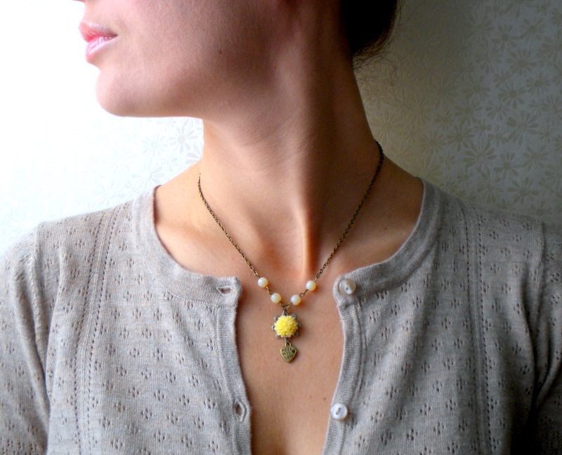 Flower Necklace - Heart Necklace - Yellow Flower Cabochon Necklace - Vintage Necklace